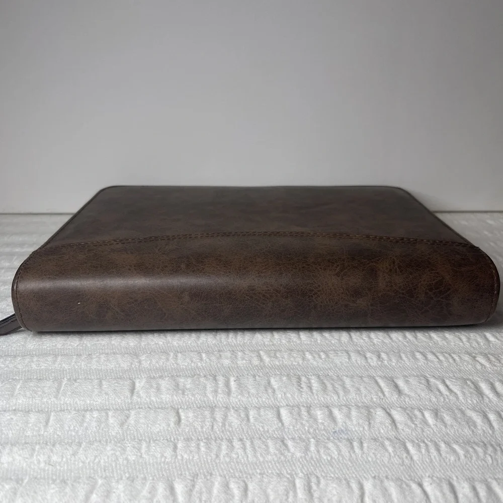Day Timer Brown Zippered 7-Ring Planner Organizer  Approx. 8
